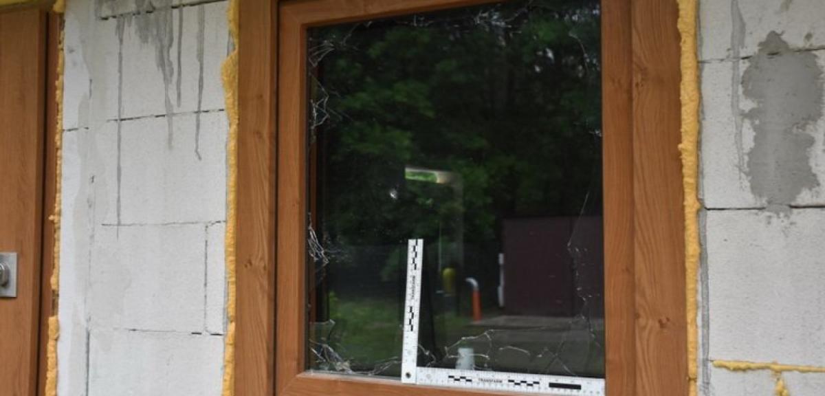 Sprawca przemocy domowej powybijał szyby w oknach