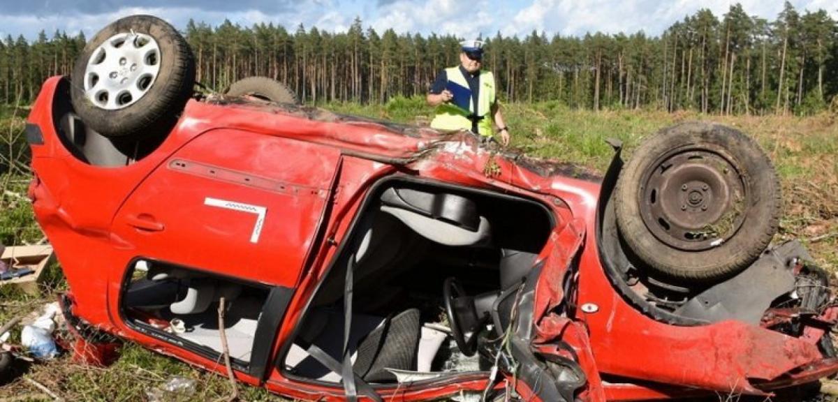 Dachowanie auta niedaleko Jabłoni. Kierująca w ciężkim stanie