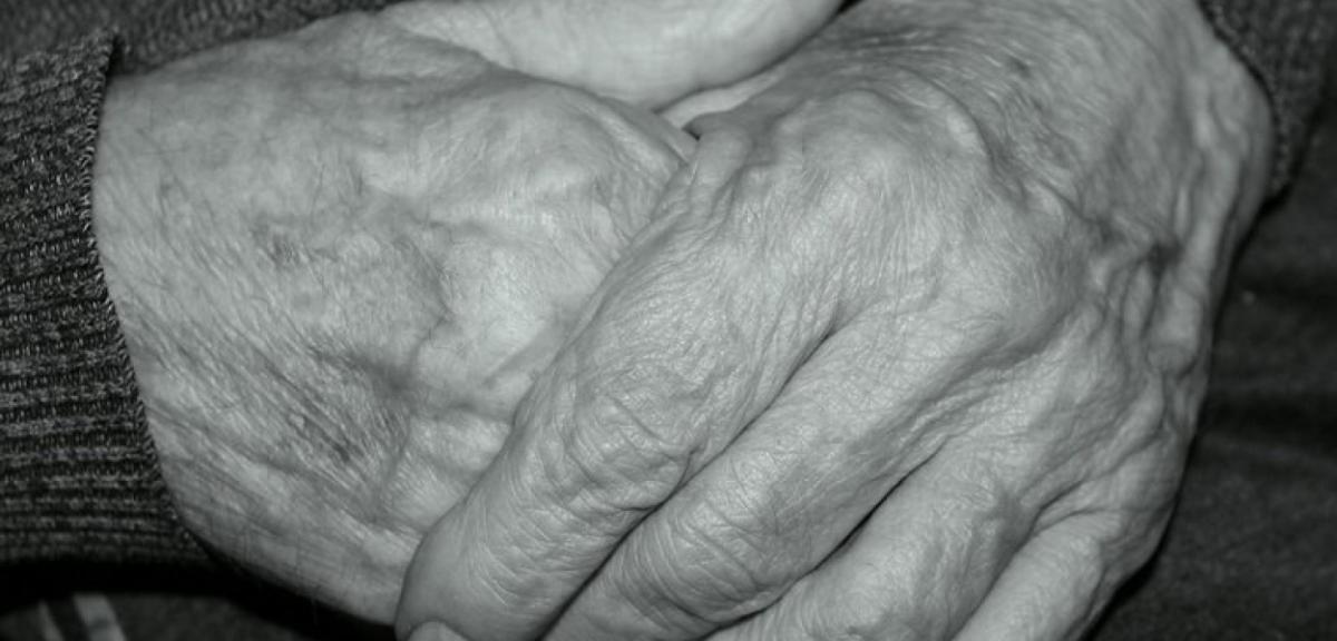 Znęcał się nad ojcem. 43-latek usłyszał cztery zarzuty