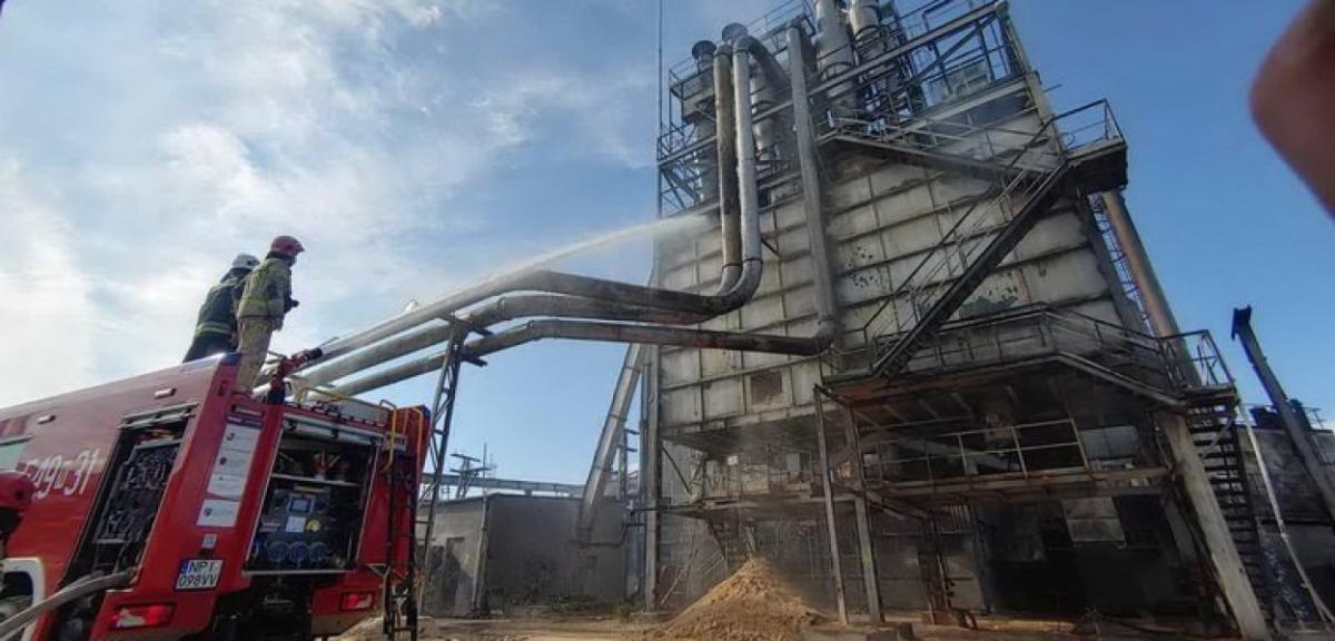 Pożar trocin i pyłu drzewnego w piskiej fabryce