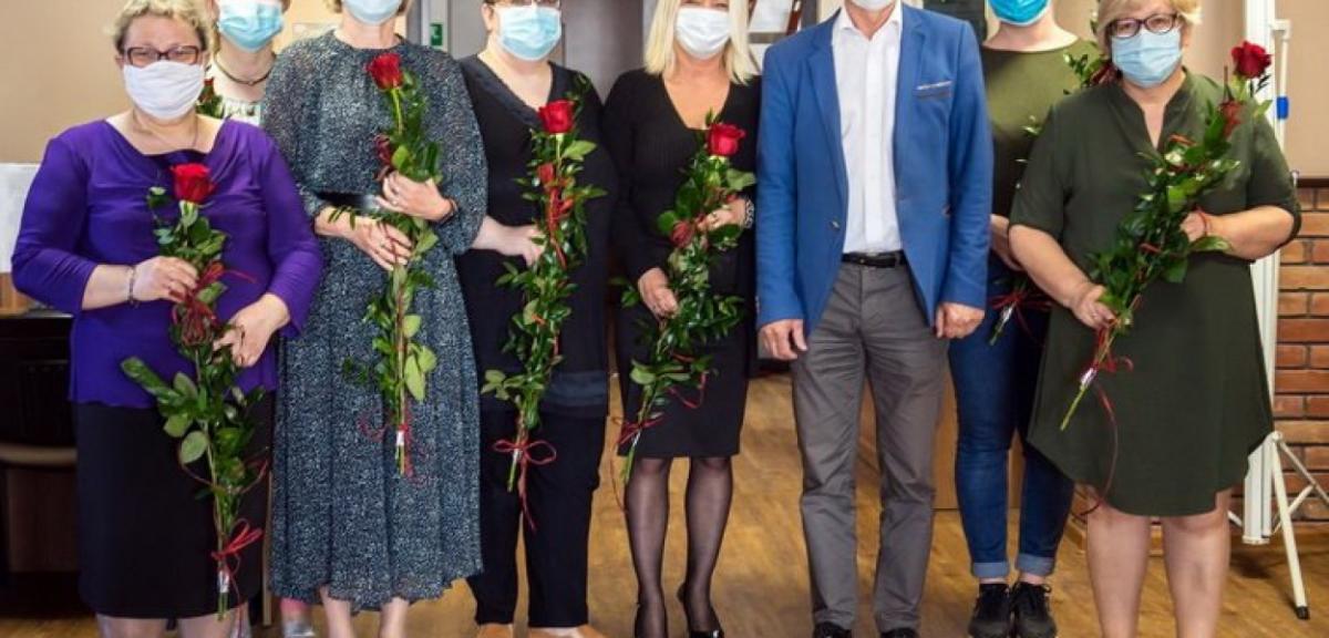 Kwiaty i życzenia dla bibliotekarzy