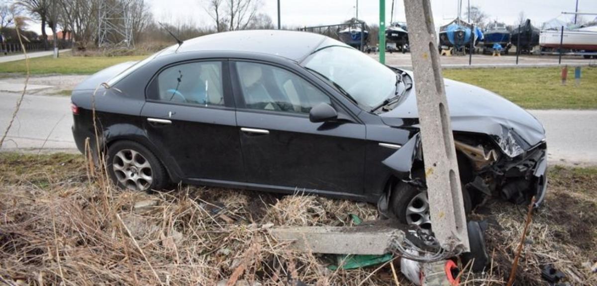 28-latka uderzyła autem w słup. Miała 2 promile alkoholu