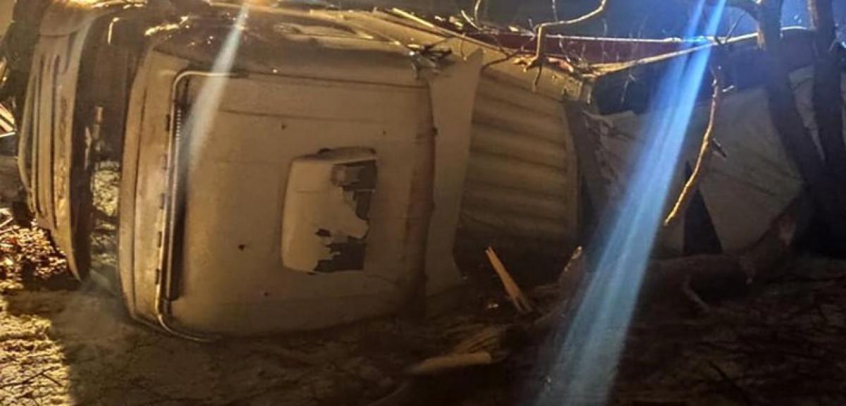 Ciężarówka w rowie. Straż zabezpieczyła wyciek oleju