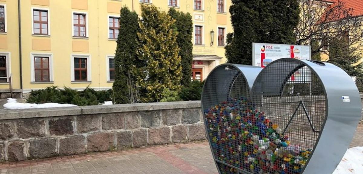 Pół tony nakrętek mieściło serce znajdujące się obok UM Pisz