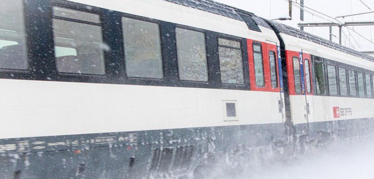 Aut uderzyło w jadący szynobus w miejscowości Snopki