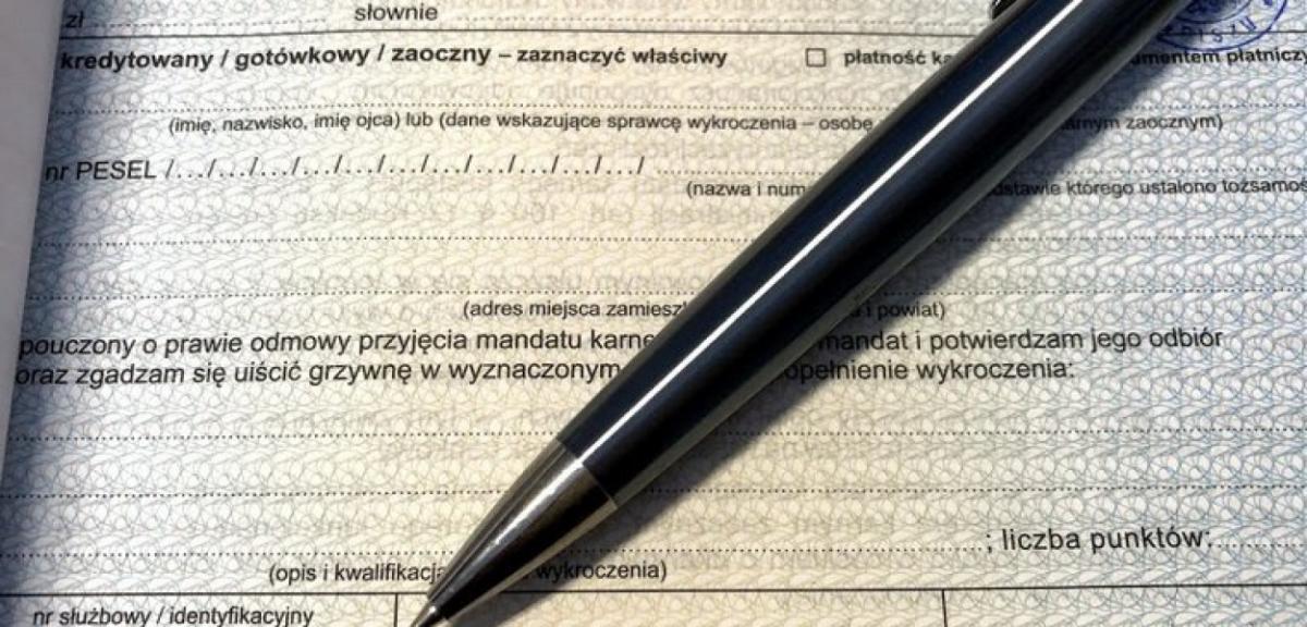 Podrobiła podpis na mandacie podając się za swoją siostrę
