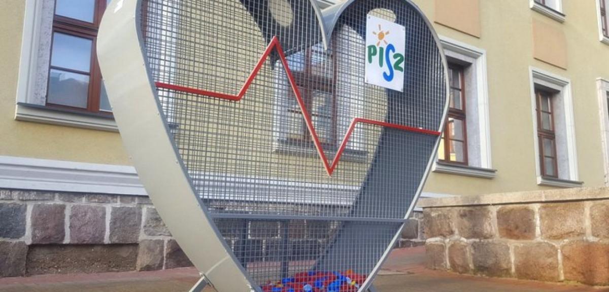 Serce na nakrętki stanęło przed Urzędem Miejskim w Piszu