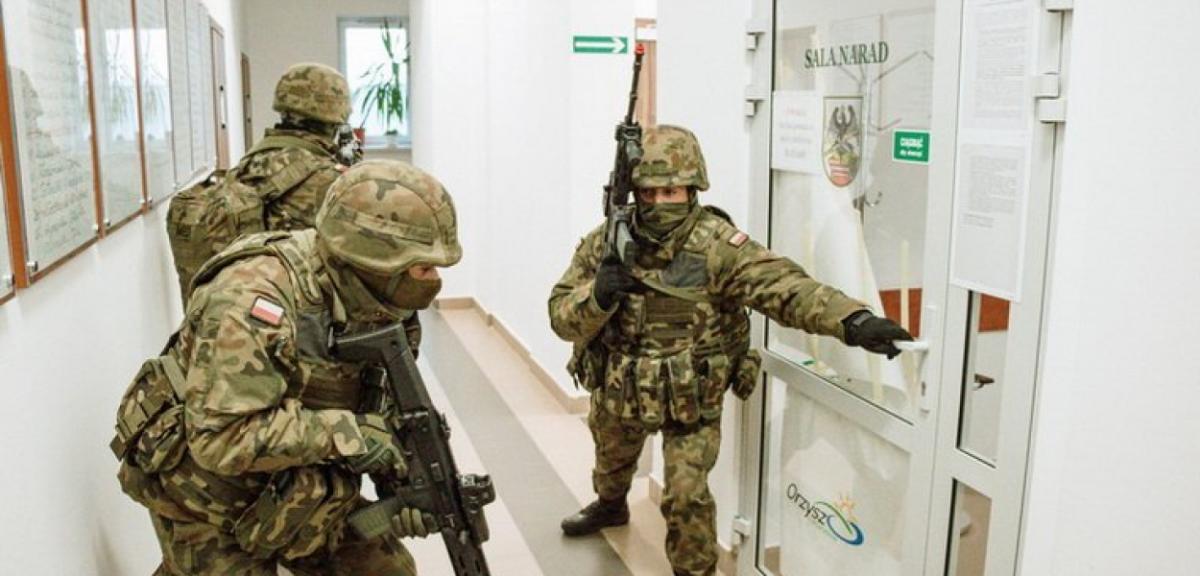 Szturm na Urząd Miejski w Orzyszu, żołnierskie patrole na ulicach Pisza