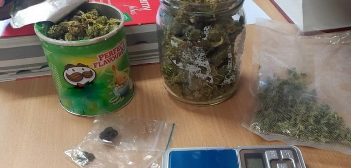 19-latek z Orzysza przechowywał narkotyki w opakowaniach po chipsach