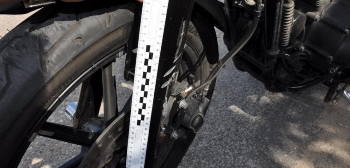 50-latka bez uprawnień kierowała motocyklem. Wjechała w bramę