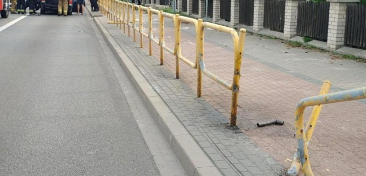 Kierowca wjechał w barierki na ulicy Warszawskiej