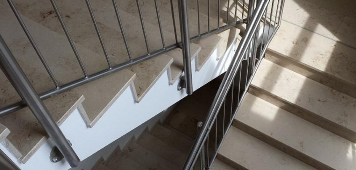 Pisz: Napaść i dotkliwe pobicie na klatce schodowej