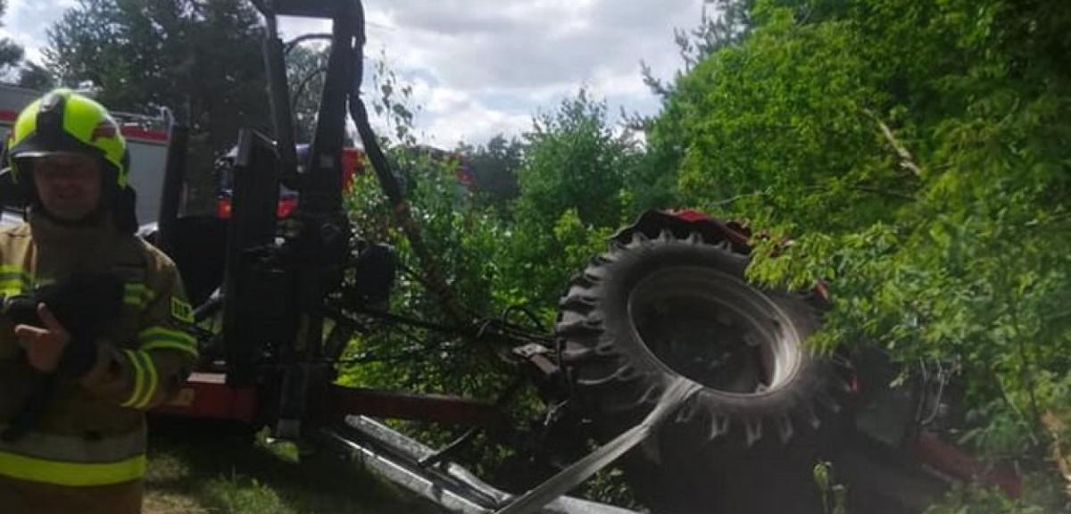 Zderzenie auta osobowego z ciągnikiem 