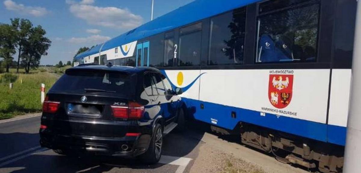 Kierująca BMW uderzyła w jadący szynobus 