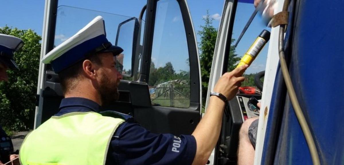 Kierowca na promilach nie był w stanie wysiąść z auta