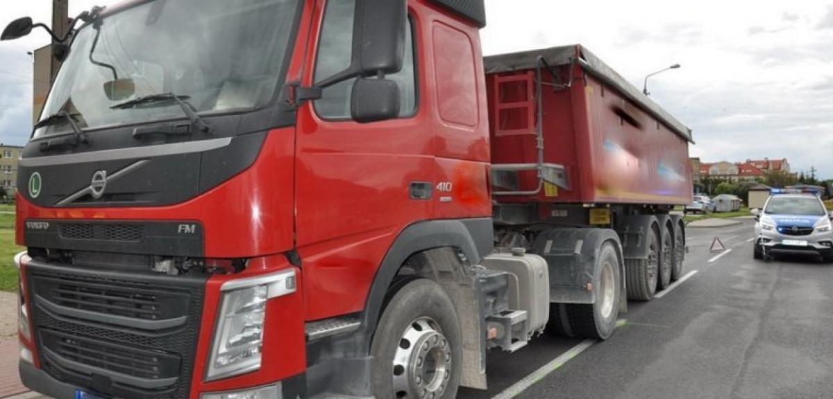  65-latek wtargnął pod tira. Meżczyznę przetransportowano do…