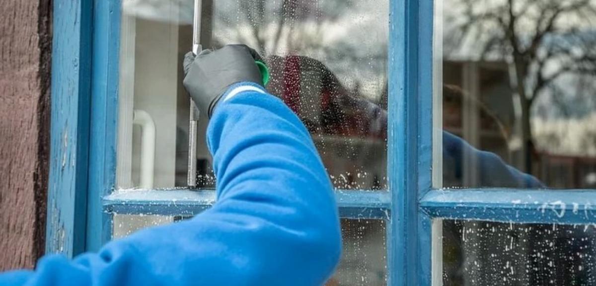 Myła okna przy głośnej muzyce. Sąsiedzi zgłosili sprawę policji