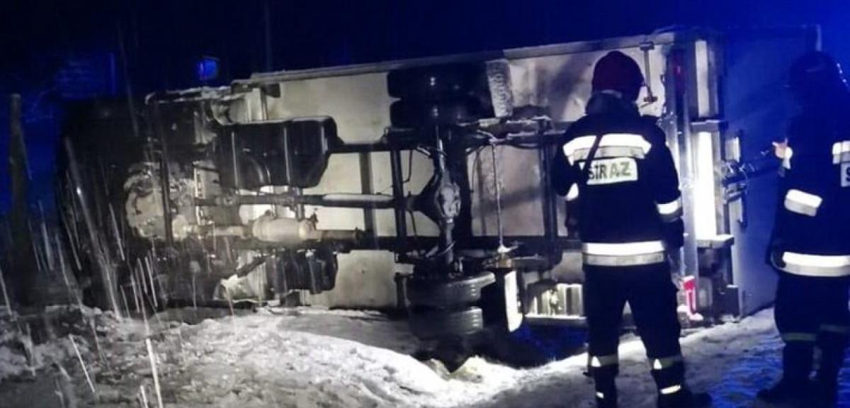 Złe warunki na drodze. Auto dostawcze w rowie