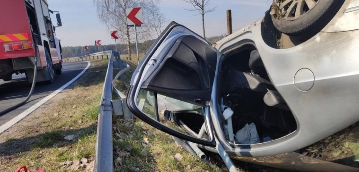Kolizja drogowa - dwa auta w rowie