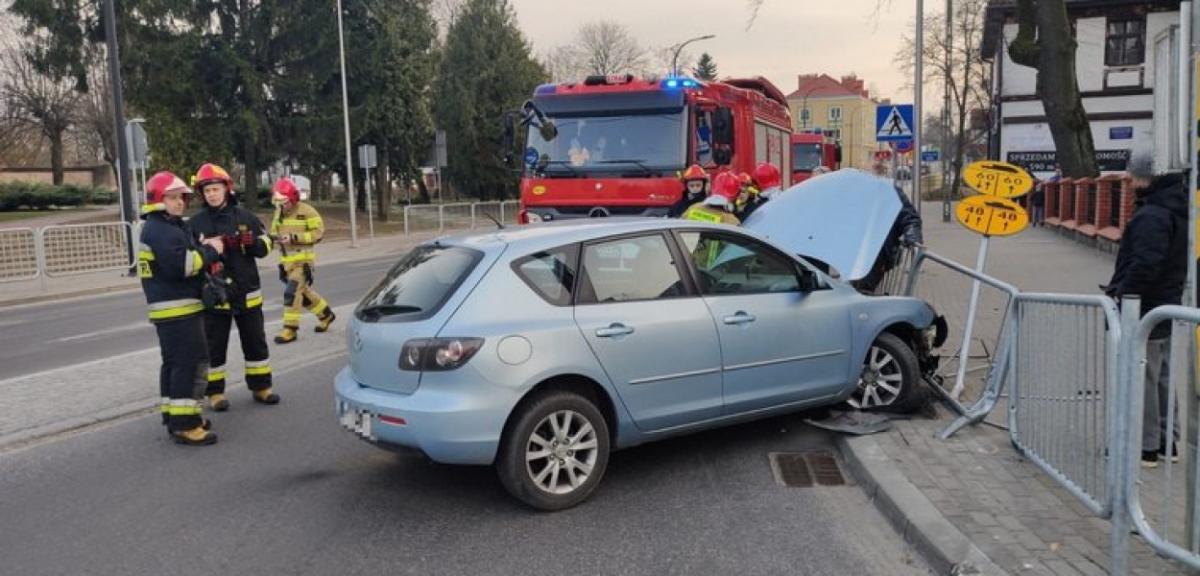 Orzysz: auto uderzyło w barierki