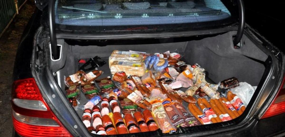 Ukradli z marketu wędliny. Zatrzymała ich piska drogówka