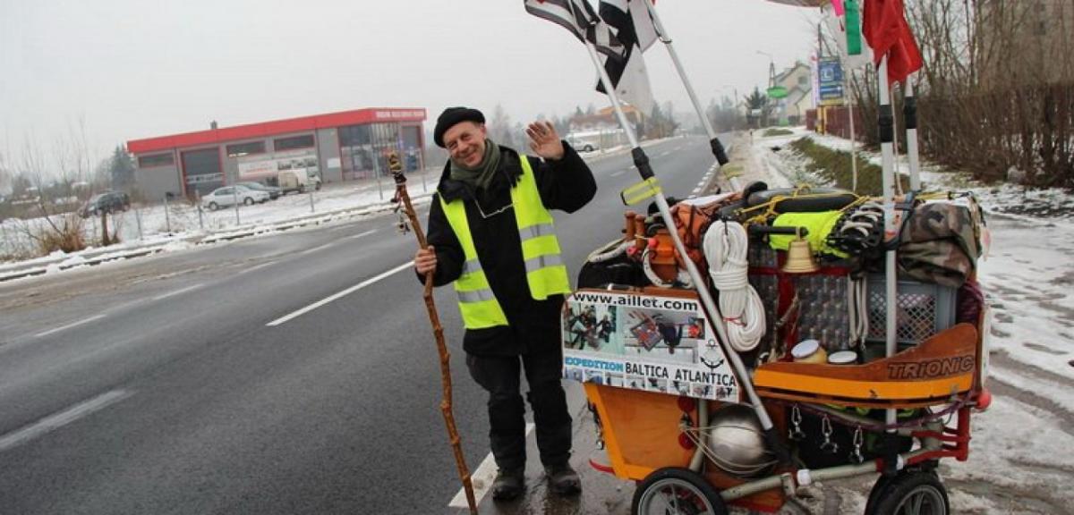  Przemierza Europę w poszukiwaniu piasku. Rzeźbiarz dotarł na ziemię…