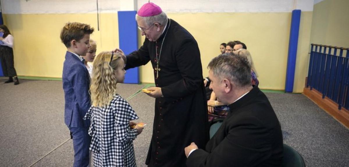 Biskup Ełcki odwiedza piskie parafie, szkoły i instytucje