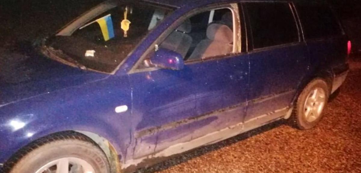 Pijany kierowca zaryglował się w aucie. Policjanci wyciagnęli go siłą