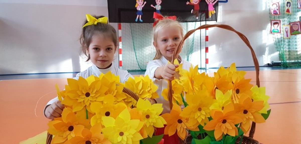 Przedszkolaki dziekowały za trud, za serce, za uśmiech