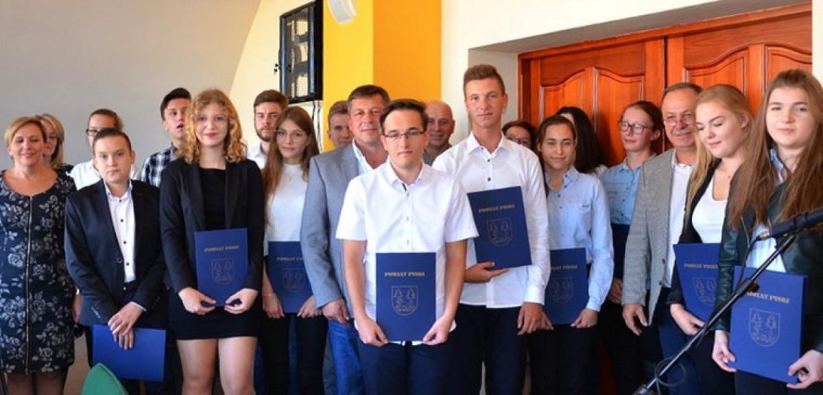 16 uczniów szkół średnich otrzymało Stypendia Starosty Piskiego