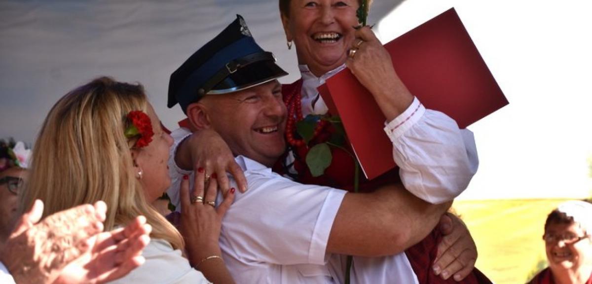 Rostkowianki wyplotły najpiękniejszy wieniec dożynkowy w województwie