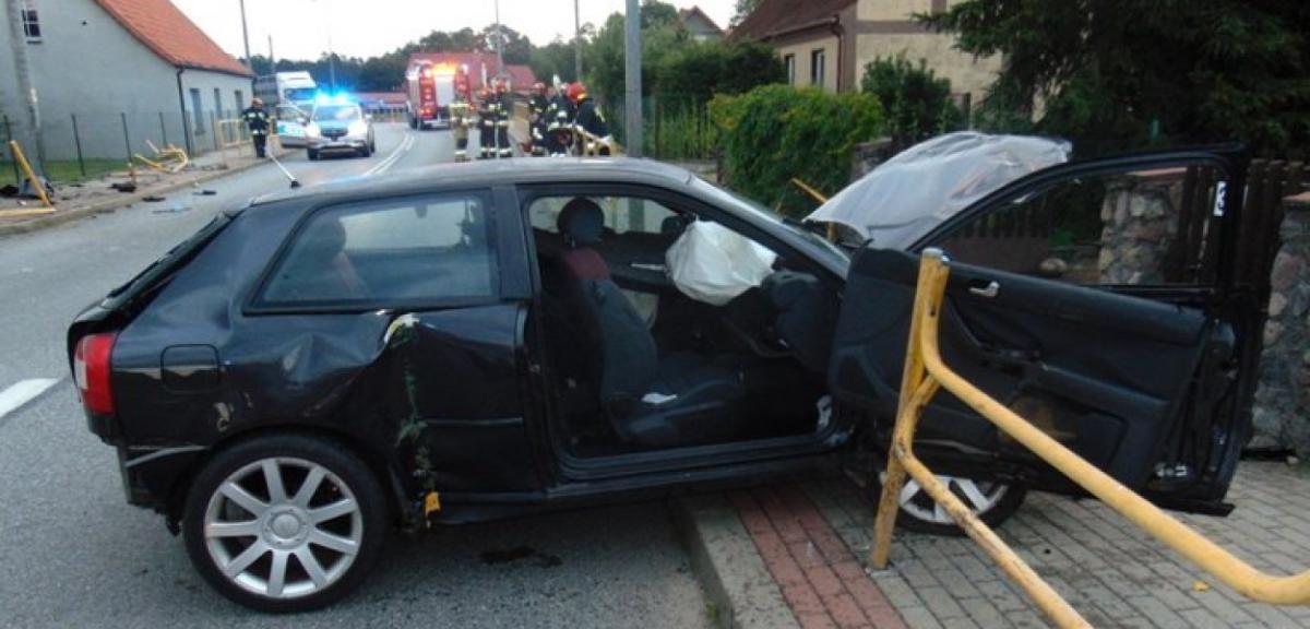 Pijany kierowca audi z impetem uderzył w barierki 