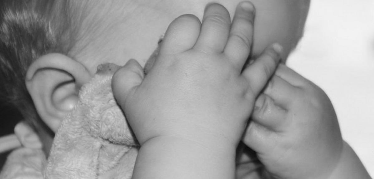 10-miesięczne dziecko pod opieką pijanych rodziców