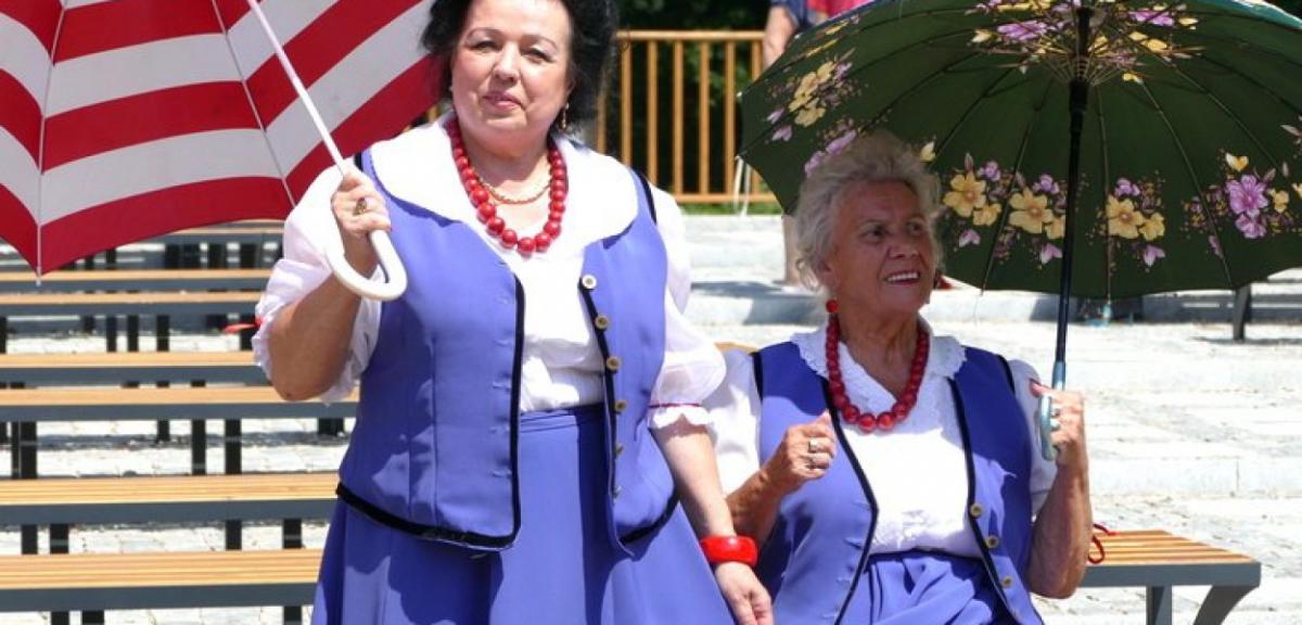 Artystyczne prezentacje seniorów w słonecznym amfiteatrze