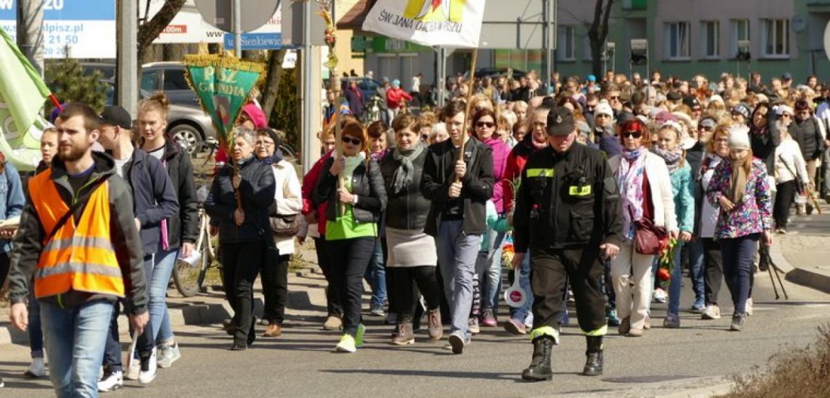 Piscy wierni uczestniczyli w Drodze Krzyżowej do Wiartla