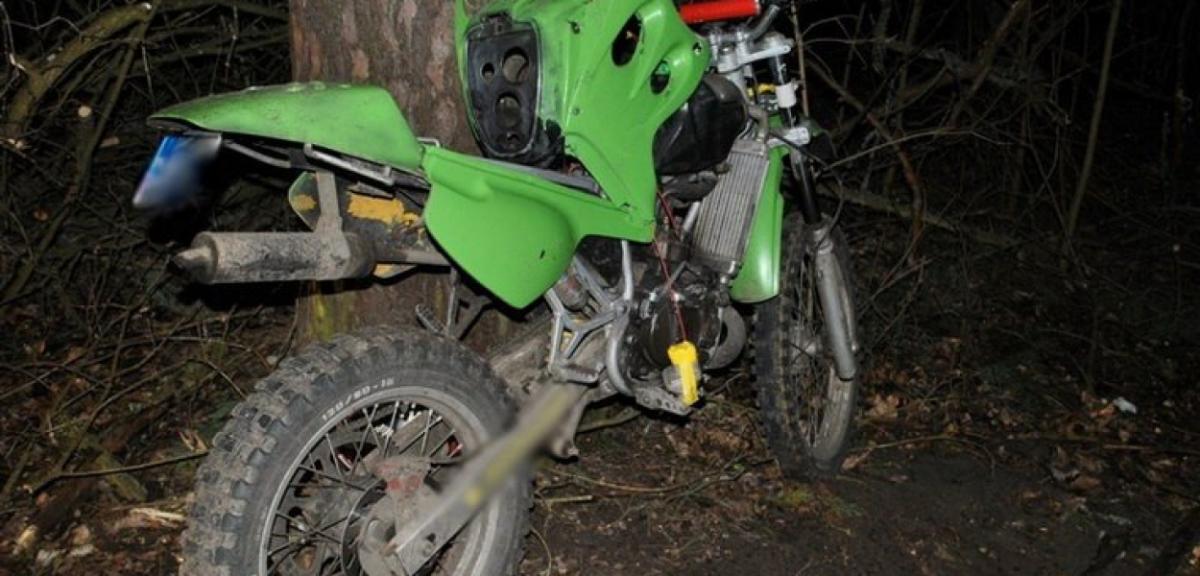 Ucieczka jak w filmie. Motocyklista na drzewie