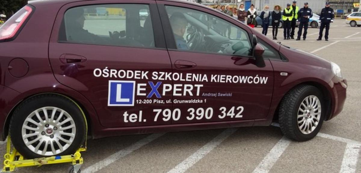 Poślizg kontrolowany pod okiem policjanta