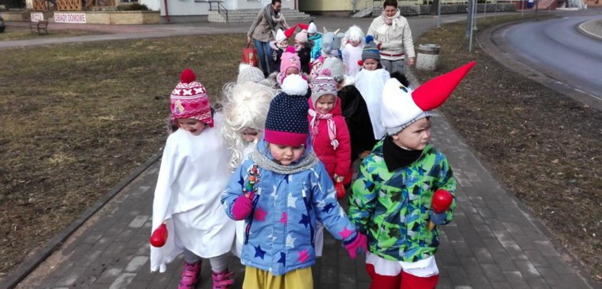 Przedszkolne maluchy w zapustnym korowodzie
