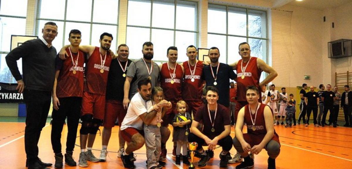 Absolwenci Pisz zwycięzcami Piskiej Ligi Koszykówki