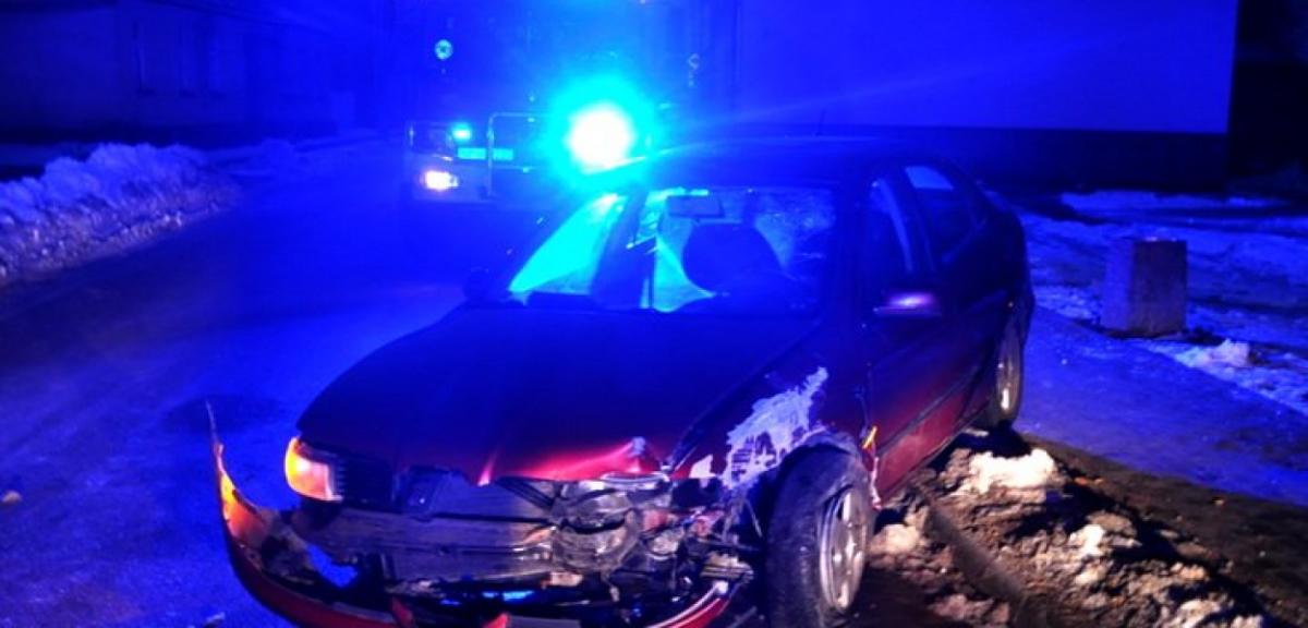 Pijany kierowca uderzył w latarnię