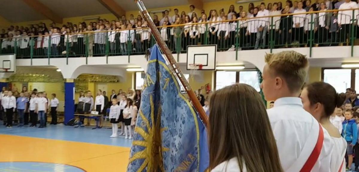 Wspólny hymn i 200 gołębi