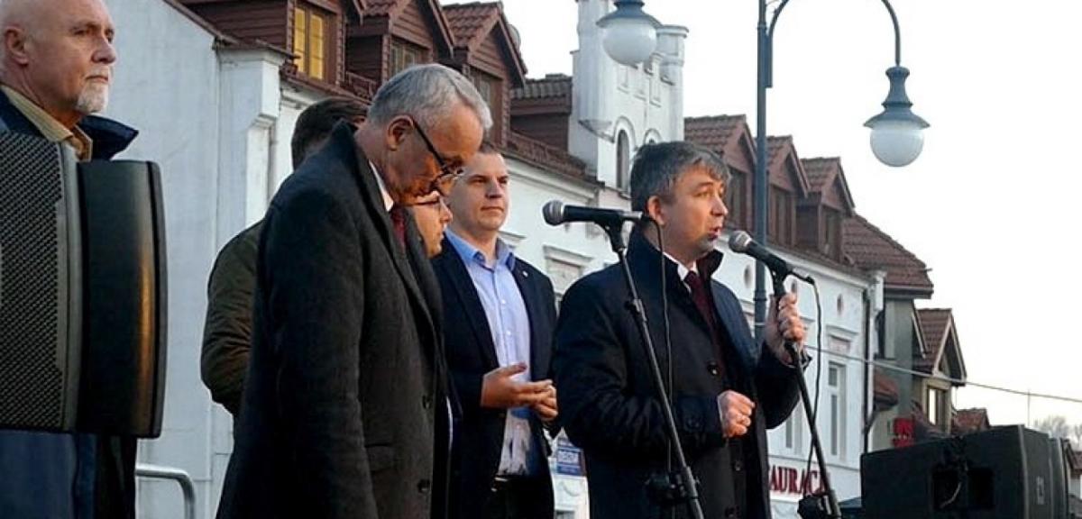 Spontaniczne wejście na Plac Daszyńskiego przed debatą w PDK