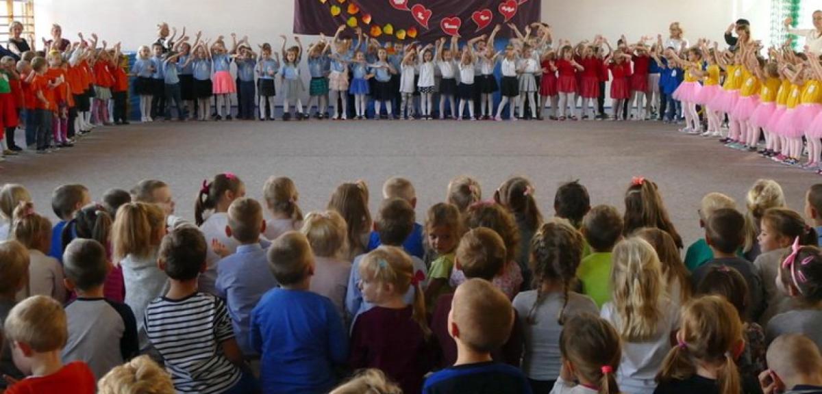 Maluchy wystąpiły dla swoich pań
