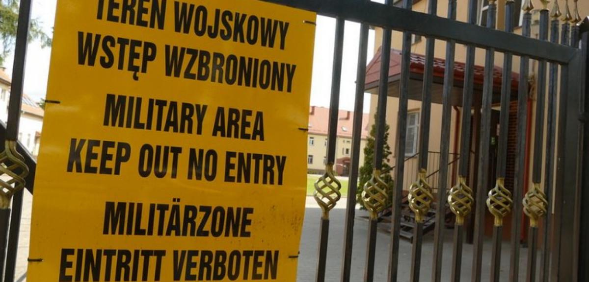 Pijany uszkodził bramę jednostki wojskowej w Orzyszu