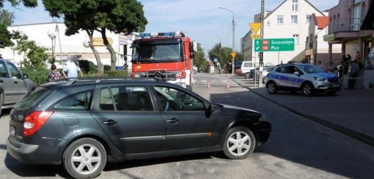 Toczący się po parkingu samochód uderzył w kobietę