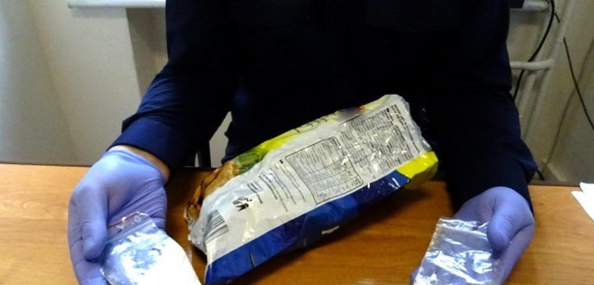 Narkotyki ukrył w paczce chipsów