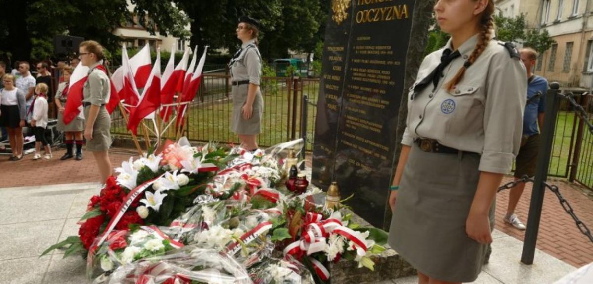 Wieńce, kwiaty i Apel Poległych przy Pomniku Wolności