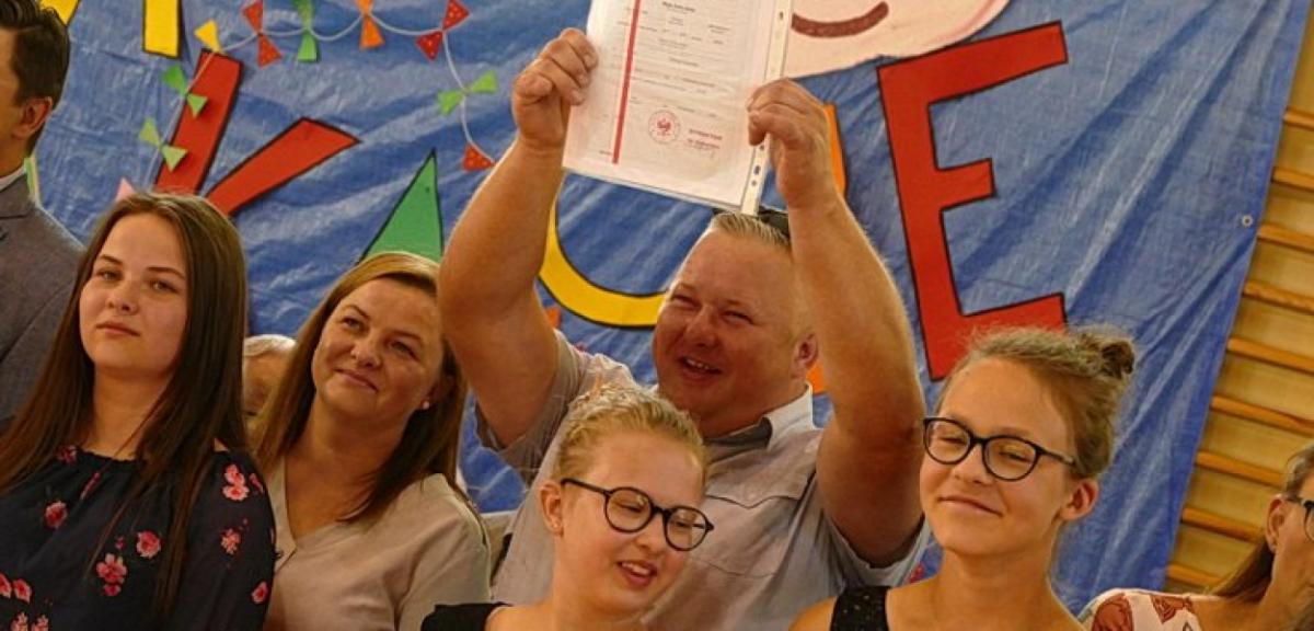 Uśmiechnięci uczniowie, dumni rodzice