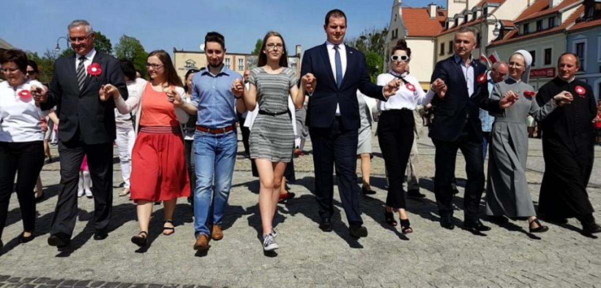 Słoneczny Polonez na Placu Daszyńskiego - zobacz video