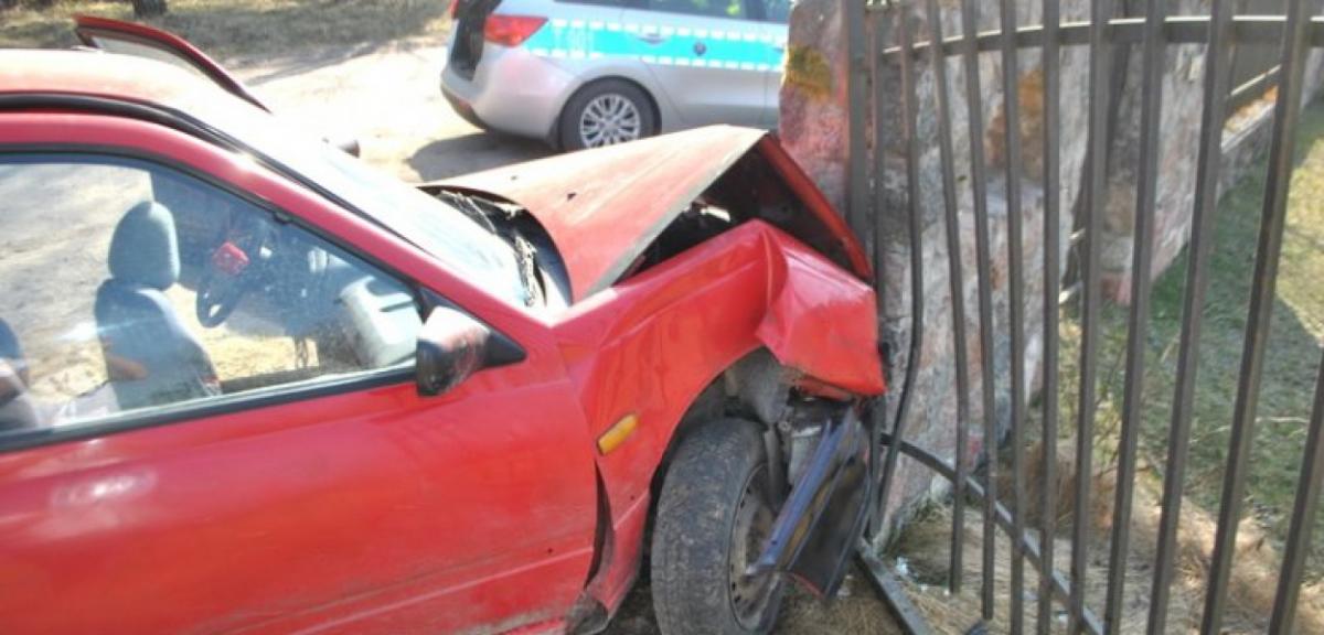 Auto wjechało w posesję